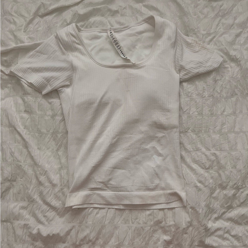 Padded lulu-lemon ribbed tee (4) never worn